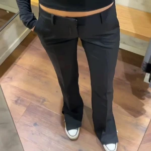Svarta kostymbyxor med slits  - Snygga svarta kostymbyxor ifrån bikbok, det har en låg midja och har slits längst ner. Använda fåtal gånger! Men inga fläckar eller hål💌modellen Vera och i storlek 36🤍sitter super fint på att passar till både vardag och fest! Pris:250kr, priset kan diskuteras☺️