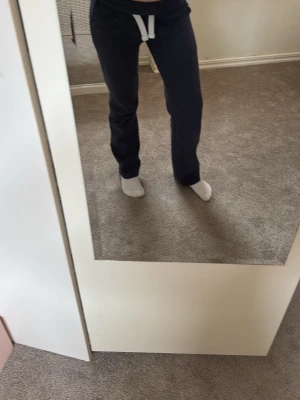 Russemerch byxor long - Säljer mina marinblåa Russemerch byxor i long edition. De är i mycket bra skick och har inga missfärgningar. Hör av er om ni har frågor!💕