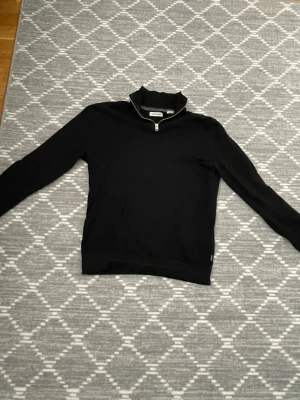 Svart quarter zip - Svart quarter zip från Jack and Jones storlek S.