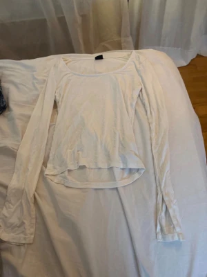 U-ringad Vit långärmad topp - Super fin u ringad topp från Ginatricot storlek s💞 aldrig använd då den är för stor för mig