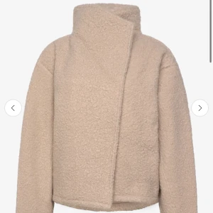 Beige teddyjacka med hög krage - Super mysig teddy jacka som är perfekt till hösten