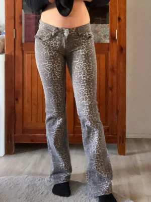 Nelly leopard jeans - Leopard jeans från Nelly i Stl M men passar mer som S. Endast använda en gång, superfint skick. Passar mig i längden som är 172cm.