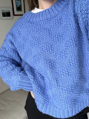 Stickad tröja - Tjock stickad tröja, jätteskön! Storlek L/XL men beror på hur man vill att den sitter. Jag brukar ha S/M och den funkar toppen!