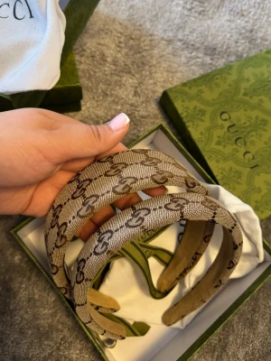 Hår accessoar  - Enbart det breda kvar. 