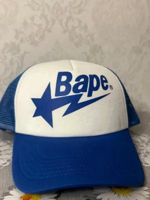 Bape Keps - Hej, säljer nu mina 2 bape kepsar som tyvärr inte kommer till använding längre, för endast 99 SEK per st.               Först i kvarn.