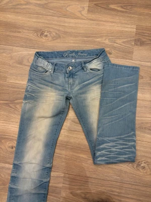 Lågmidjade straight jeans - Ascoola y2k jeans från märket Reals Jeans, mycket bra skick! Midjemått 37cm innerbenslängd 82cm🩷