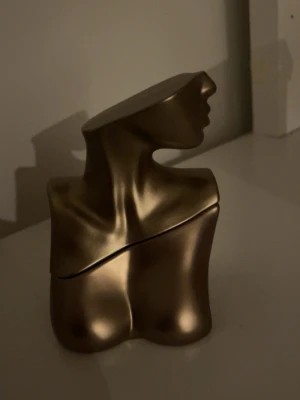 Billie Eilish Parfym  - Säljer min Billie Eilish parfym med vaniljdoft🤍 Supergod och fått många komplimanger pågrund av den, men jag har tröttnat och låter den gå vidare. Lite mindre än halva flaskan kvar, men den räcker länge då doften är ganska intensiv. Originalkartong finns kvar + doftsticka.  Perfekt om du vill testa parfymen utan att betala fullpris ✨✨