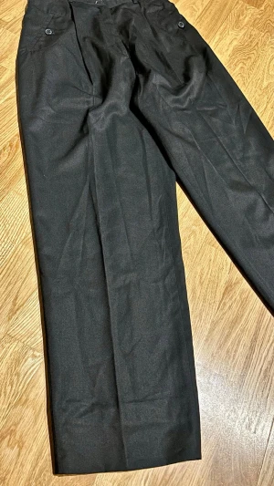 Low waist svarta kostymbyxor straight leg y2k - Svarta kostymbyxor med rak passform och low waist-fit. Trendig modell som funkar till allt – perfekt till basic topp, skjorta eller kavaj. Mått: • Midja: ca 36 cm • Längd: ca 100 cm (+9 cm att lägga ner) • Inre benlängd: ca 70 cm EU 36 = S (ibland liten M)  Bra skick ✨