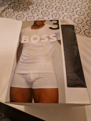 T-shirt från BOSS.  - 3 pack  T- shirt från BOSS i regular fit med rund hals. Tillverkad i 100% bomull för en mjuk och skön känsla. Perfekt basplagg med enkel och stilren design, passar till allt och är riktigt bekväm. HELT NYA. Mörkblå,grå, svart.