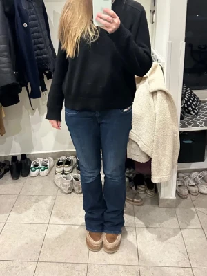 Mörkblå bootcut jeans - Säljer ett par mörkblå bootcut jeans med klassisk femficksmodell och normal midja. Jeansen har en lätt utsvängd passform nedtill och är perfekta för en avslappnad men ändå snygg look. Passar till det mesta och är riktigt bekväma. Från diesel. Passar ca 38❤️