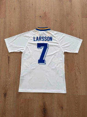 Sverige 1994 Henke Larsson Retro fotbollströja - Helt oanvänd med tags kvar och påse. Storlek Medium. Skriv privat för fler bilder eller vid funderingar!