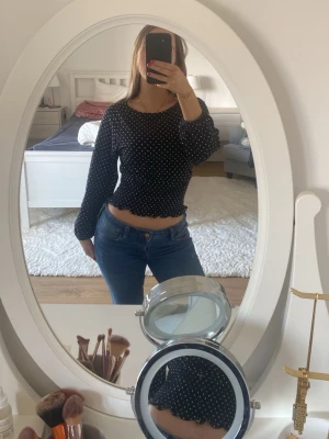 Tröja prickig - Prickig tröja från Gina tricot. Använt ett fåtal gånger och är i mycket bra skick! 