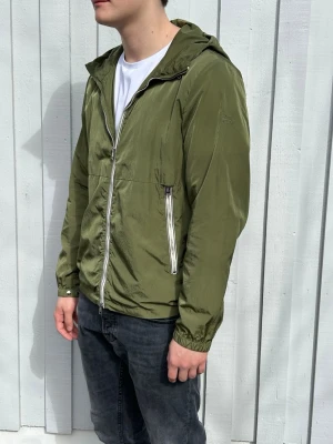 Windbreaker från Woolrich - Windbreaker från Whoolrich, Storlek L, bra passform och skicket är som nytt. Köporder/kvitto finns. Modellen säljs inte längre. Pris kan diskuteras!