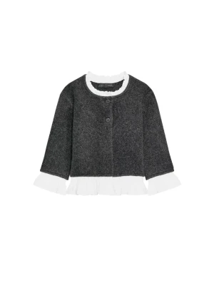 Grå kofta med volang från Zara - Söt grå kofta från Zara med vita volangdetaljer vid hals, ärmslut och nederkant. Koftan har rund halsringning, två knappar framtill och är tillverkad i mjukt material. Aldrig använd 