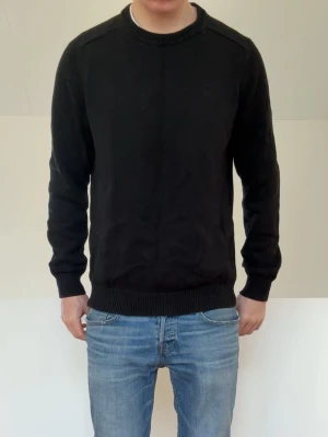 Morris stickad Tröja svart - Säljer en stickad tröja från Morris i färgen svart. Tröjan är i bra skick utan nåra defekter och är i strl L men sitter som en M! Hör gärna av er vid frågor elr funderingar!!