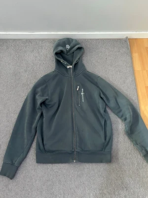 Sail racing hoodie - Säljer en marinblå sail racing hoodie i storlek S har använt bara ett fåtal gånger säljer den för att den har blivit för liten för mig pris kan diskuteras