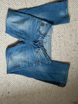 Lågmidjade jeans - Säljer mina skitsnygga men tyvärr för små G-star jeans. Köpta som skinny men omsydda i benen till bootcut (se andra bilden)🥰