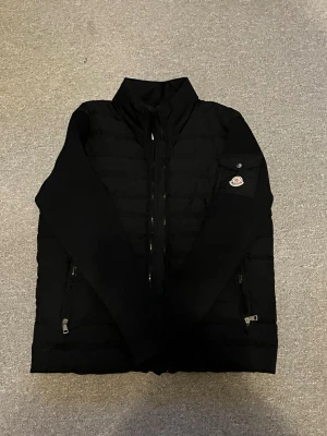 Moncler cardigan  - Säljer en snygg och stilig moncler cardigan som inte används längre. Passar till alla typer av kläder