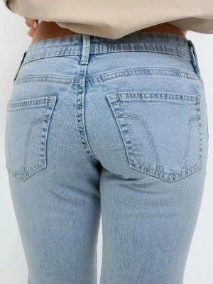 Ljusblå flare jeans med låg midja - Jättefina jeans från gina tricot som är helt oanvända. Köpt för 400kr och säljer för 200kr. 💕🫶