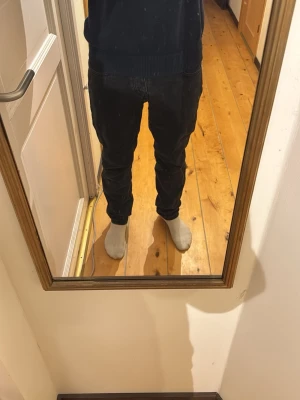 Svarta jeans från A days March - Säljer ett par svarta slim fit jeans från A Days March då dom är för små, Storlek W30