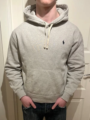 Ralph Lauren hoodie  - Säljer en skön Ralph Lauren hoodie! | Mycket fint skick utan defekter! | Storlek M, enligt mig passar den bättre som en S skickar gärna mått. | Ställ gärna frågor innan du köper!