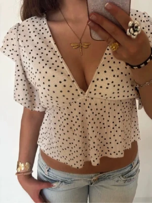 Vringad prickig topp - Så söt vringad prickig topp. Jag är 168 och det är mina bilder, köp via köp nu direkt eller Swish, kvar tills markerad som såld 💖 