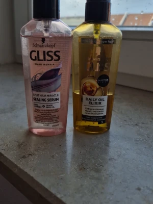 Schwarzkopf Gliss hårserum & olja - Två hårprodukter från Schwarzkopf Gliss: Split Hair Miracle Sealing Serum i rosa plastflaska och Daily Oil Elixir i gul plastflaska. Båda luktar jätte gott- den orange som luktar honung och mer hårprodukt och den rosa med mer blommigt, somrig doftar! Båda ger jätte mycket återfuktning och är serum som jag själv ofta använder på torrt hår när jag har torra hår toppar eller efter duschen när jag bara vill ha en oterfuktande/ glansig olja! Säljer Båda tillsammans för 25 kr!