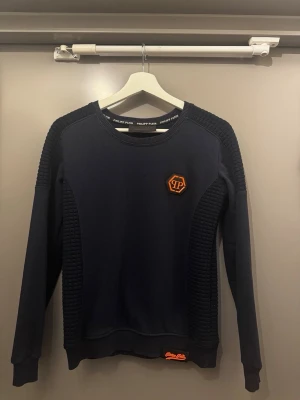 PP tröja - Fin kofta från PP med ett fint mönster och orange detalj 