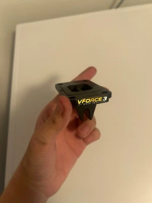 VForce3 reedventil till moped - Säljer en VForce3 reedventil från Moto Tassinari, perfekt för dig som vill trimma din moped eller cross. Ventilen är svart med gul logga och har en robust design i metall och plast. Passar till tvåtaktsmotorer och ger bättre gasrespons.