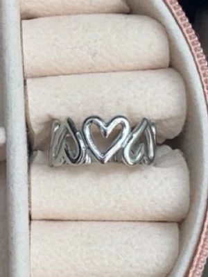 Ring med hjärtan - Super snygg!! Inga defekter. Hör av er vid frågor och funderingar ❤️