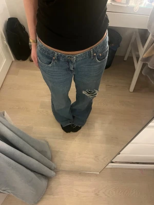 Baggy jeans  - Säljer ett par blå baggy jeans från Gina. Klippta nertill.