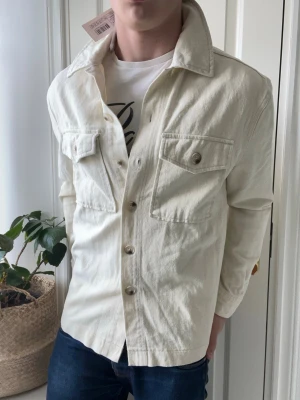 Studio total overshirt BRAND NEW  - Studio total overshirt BRAND NEW, helt ny som ni ser. Inga defekter! Modellen i bilderna är 180 cm 75 kg och bär Storlek M - lite stor , Kom med frågor! 🌟 (Kan gå ned i pris vid köp av paket 😉) 