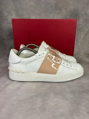 Aprikos Valentino Open Skor - Stl 37 - Fina Valentino skor i aprikos, perfekt till våren och sommaren! 🌷🏖️ | Nytt skick: 9,5/10 | Storlek: 37 | Ingår: endast skorna | Nypris: Ca 5000kr | Självklart äkta.  Hör av dig vid frågor // Galgen 🫡