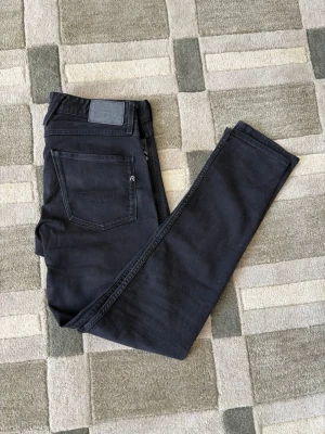 Replay jeans - Riktigt snygga svarta replay jeans som är snygga att ha, stilrena och väldigt moderna. Hör av er vid frågor eller funderingar!