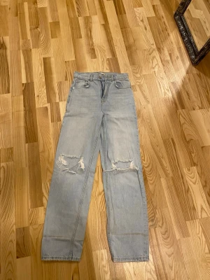 Jeans - Har en smutsrand pga av att dem varit långa för mig och har haft dem uppvikta, går säkert lätt bort i tvätt