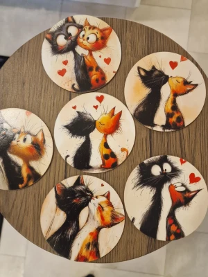 Glasunderlägg 6 st roliga katter - Glasunderlägg 6 st roliga katter. 10×10 cm. Värmetåliga. Trä.