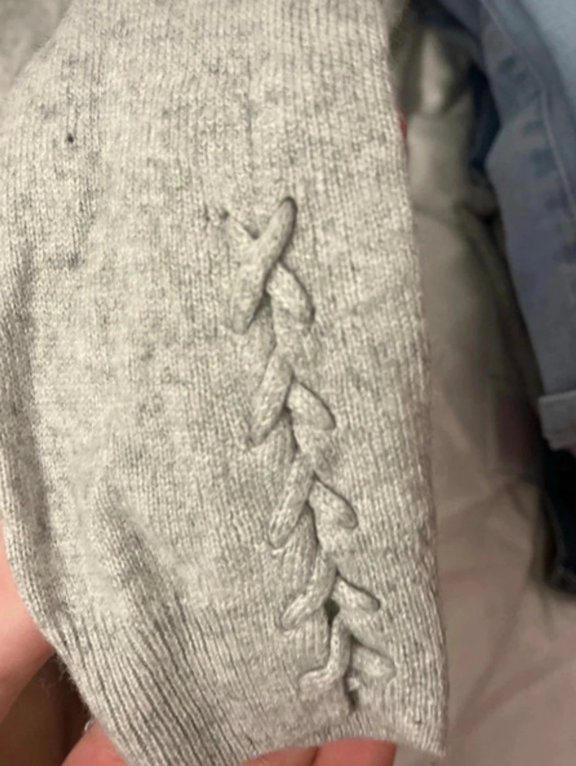 Ljusgrå stickad tröja med flätmönster - 1