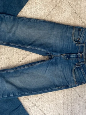 Levi’s jeans 512 - Säljer ett par klassiska blå straight fit Levi’s 512 med lätt tvättade detaljer. Enda defekten är att Levi’s lappen ovanför bakfickan saknas. Hör av er vid minsta fundering!😀