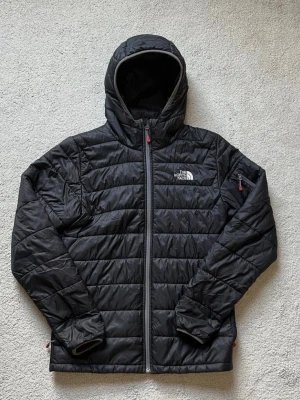 The North Face - Jacka - Svart The North Face jacka för män.  Jackan har en liten skada på höger armen som är väldigt dold och syns ej vid användning, annars är allt i bra skick. Hör av dig vid intresse/frågor. PRIS KAN DISKUTERAS!