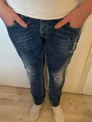 Blå Dondup jeans ”GEORGE” - Säljer mina Dondup George. Det är W34. Sjävklart äkta! Skriva vid funderingar. Kan gå ner i pris. Mvh KS Collective 
