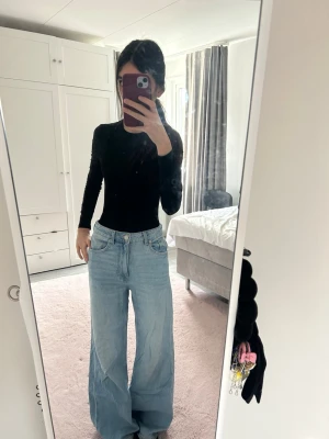 Ljusblåa wide leg jeans - Säljer ett par SUPER söta ljusblåa jeans med riktigt breda ben och hög midja. Jeansen har klassisk femficksdesign och är tillverkade i denim. Perfekta för en avslappnad och trendig look. Pris går att diskuteras!💕