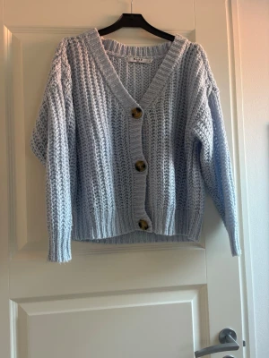 Ljusblå stickad kofta med knappar - Stickad kofta från NAKD i storlek xxs, aldrig använd 💕💕💕