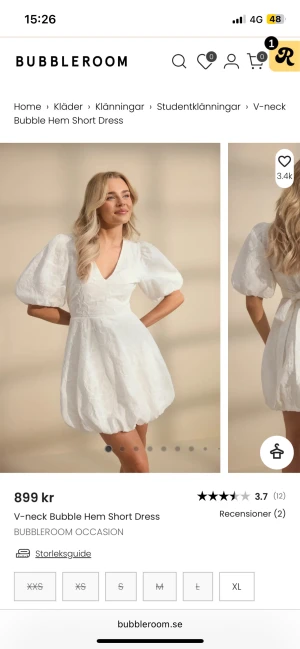 Vit kort klänning med puffärm - Kort vit klänning från Bubbleroom med v-ringning, puffärmar och markerad midja. Klänningen har en bubblig kjol, knytband i ryggen och är tillverkad i ett lätt, strukturerat tyg. Perfekt för student eller sommarens tillfällen. Storlek M. 