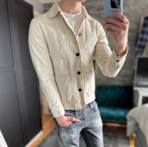 Overshirt - Bra skick, solbränd på nedre kanten, kolla sista bilden! Passar dig som är mellan 170-180cm ungefär. Modellen är 185 cm, 75kg. Passar bra nu till våren! Skriv för mer information!🤝