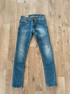 Dondup Jeans - Riktigt fräscha och stilrena blå jeans från dondup! Storlek 29 | riktigt fint skick! Priset kan diskuteras vid snabb affär, Om du har några funderingar så är det bara o hojta till! Mvh Filip