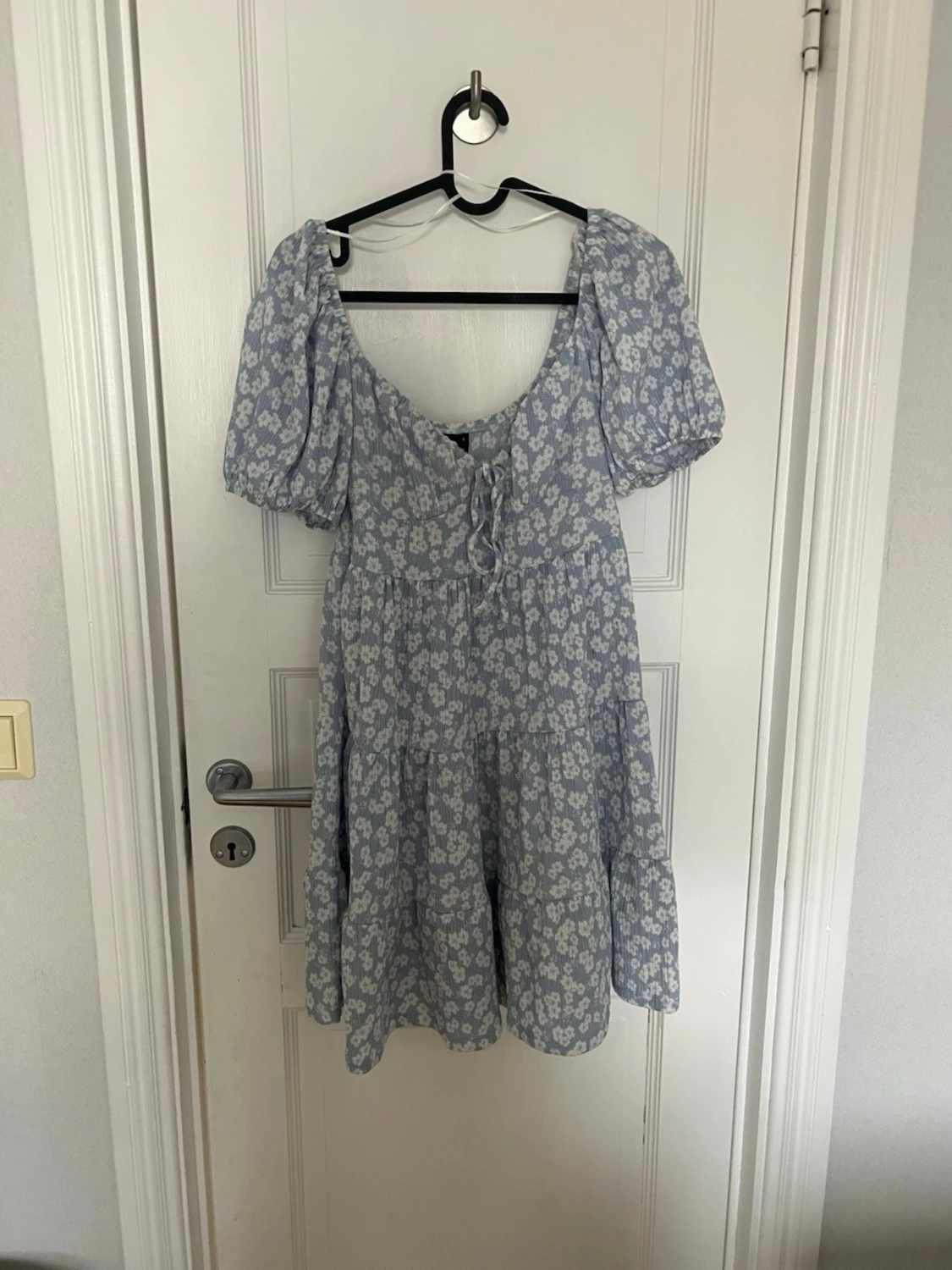 Blå blommig kortklänning med puffärm - 1