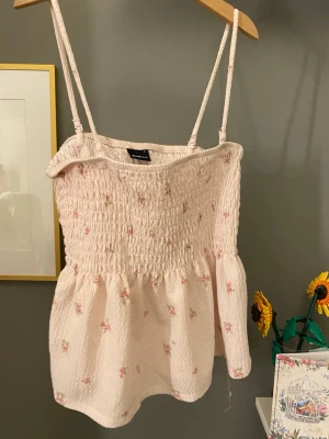 Gina Tricot - En fin sommartopp. Ljusrosa och rosa blommor på! Frakt tillkommer!