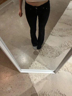 Fina jeans - Hej jag säljer ett par fina jeans från Gina trickot i storlek 34. Dom är lite slitna men annars jätte fina. Hoppas nån vill köpa
