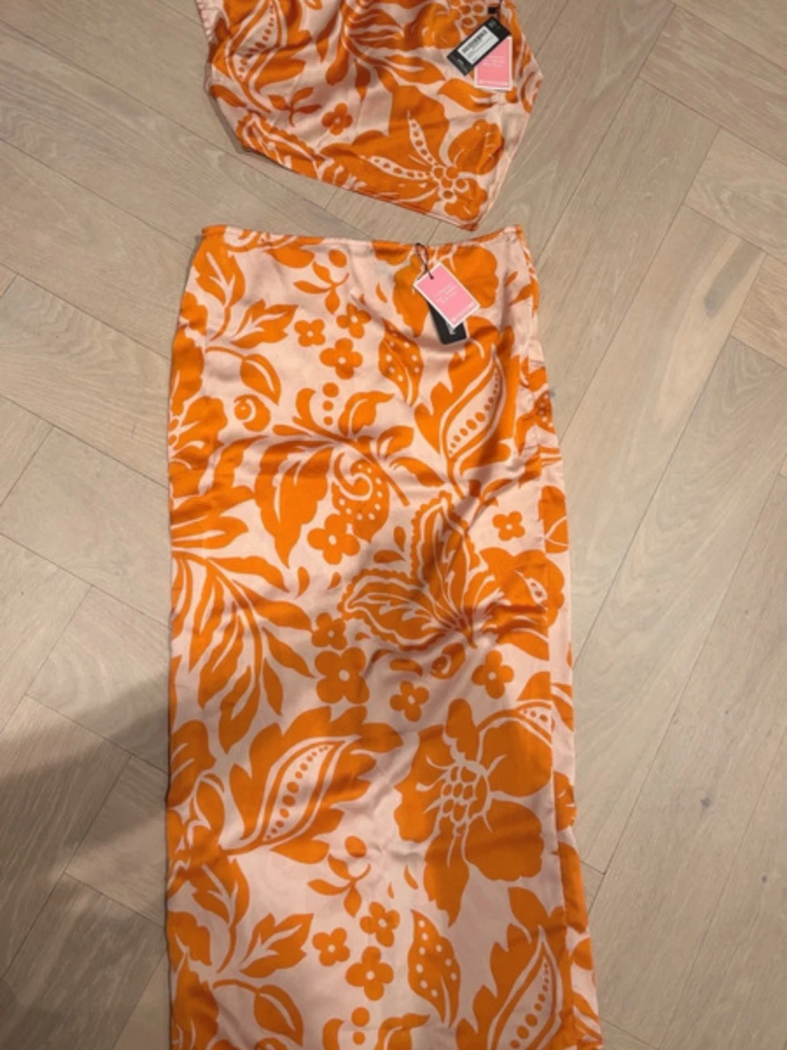 Orangevit halterneckklänning med slits - 4