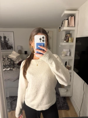 Krämvit stickad tröja - Mysig krämvit stickad tröja. Super skön!